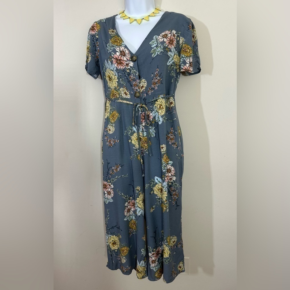 Band of Gypsies sz X sm jumpsuit mid calf gray with a floral print Button front